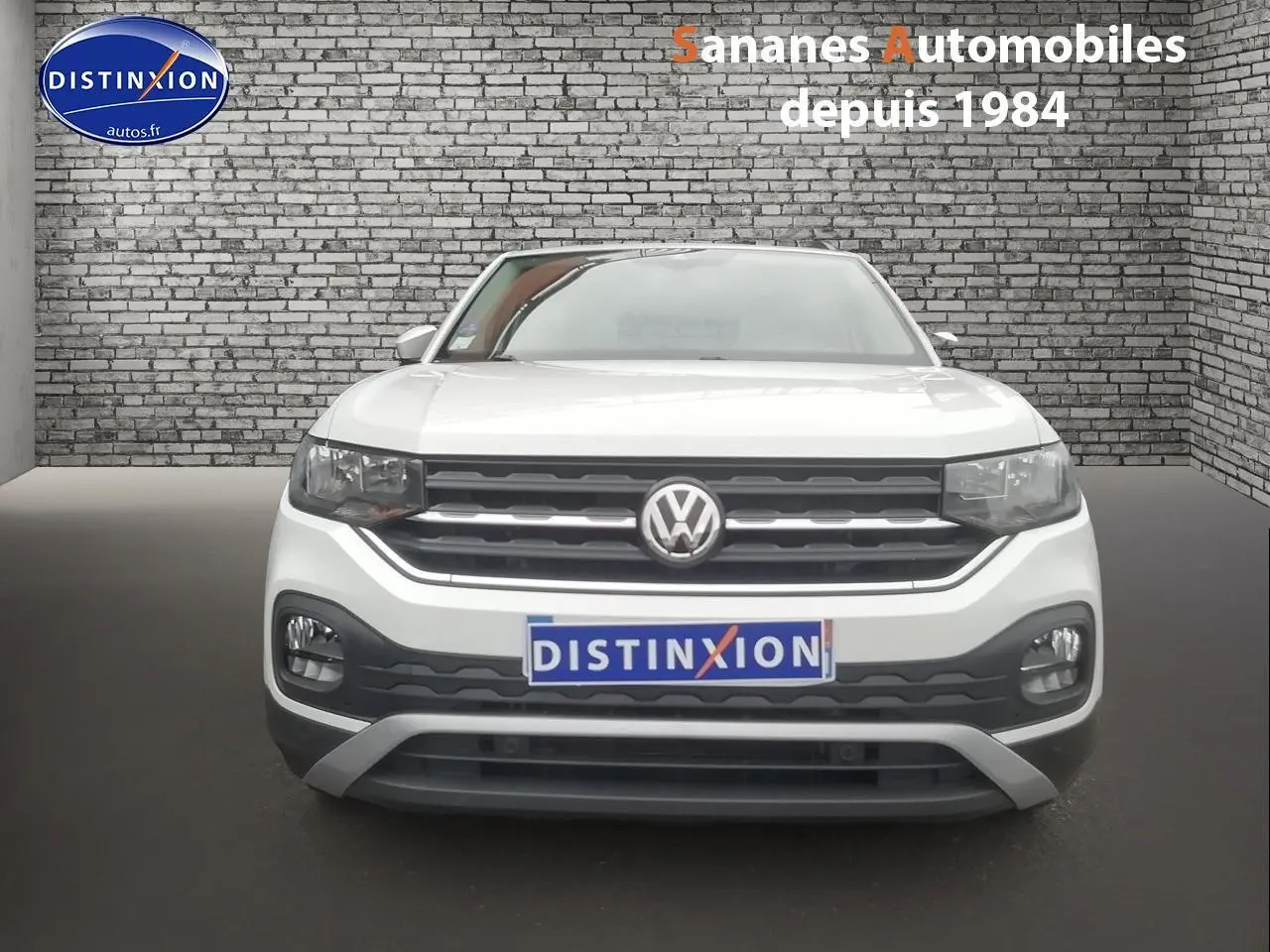 Vue frontale d'un Volkswagen T-Cross blanc 2020 avec calandre noire et logo VW bien visible.