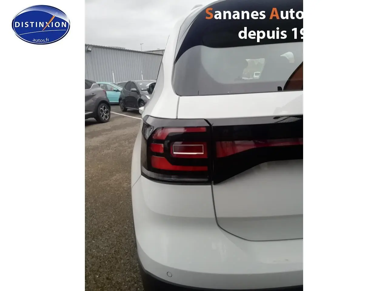 Vue arrière gauche d'un Volkswagen T-Cross blanc 2020 avec feux arrière LED et lunette teintée.