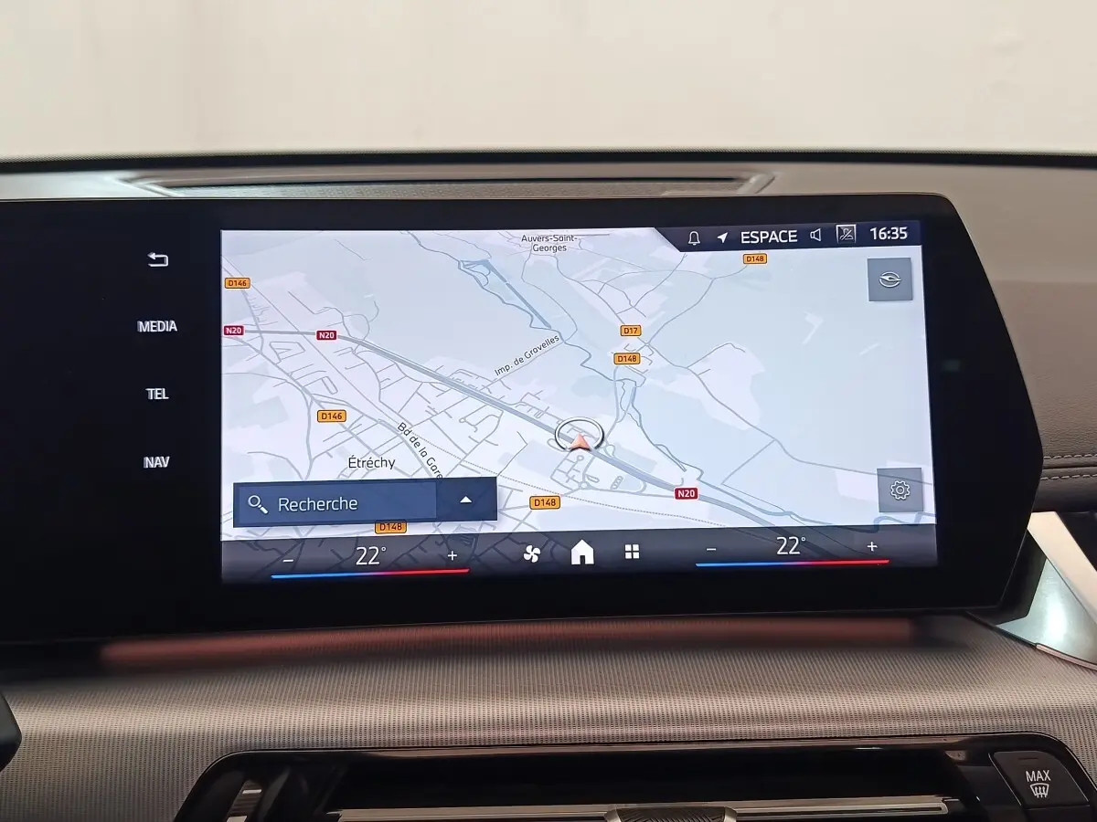 Écran tactile central affichant la navigation 3D dans l'habitacle du BMW X1 xDrive25e M Sport gris foncé.