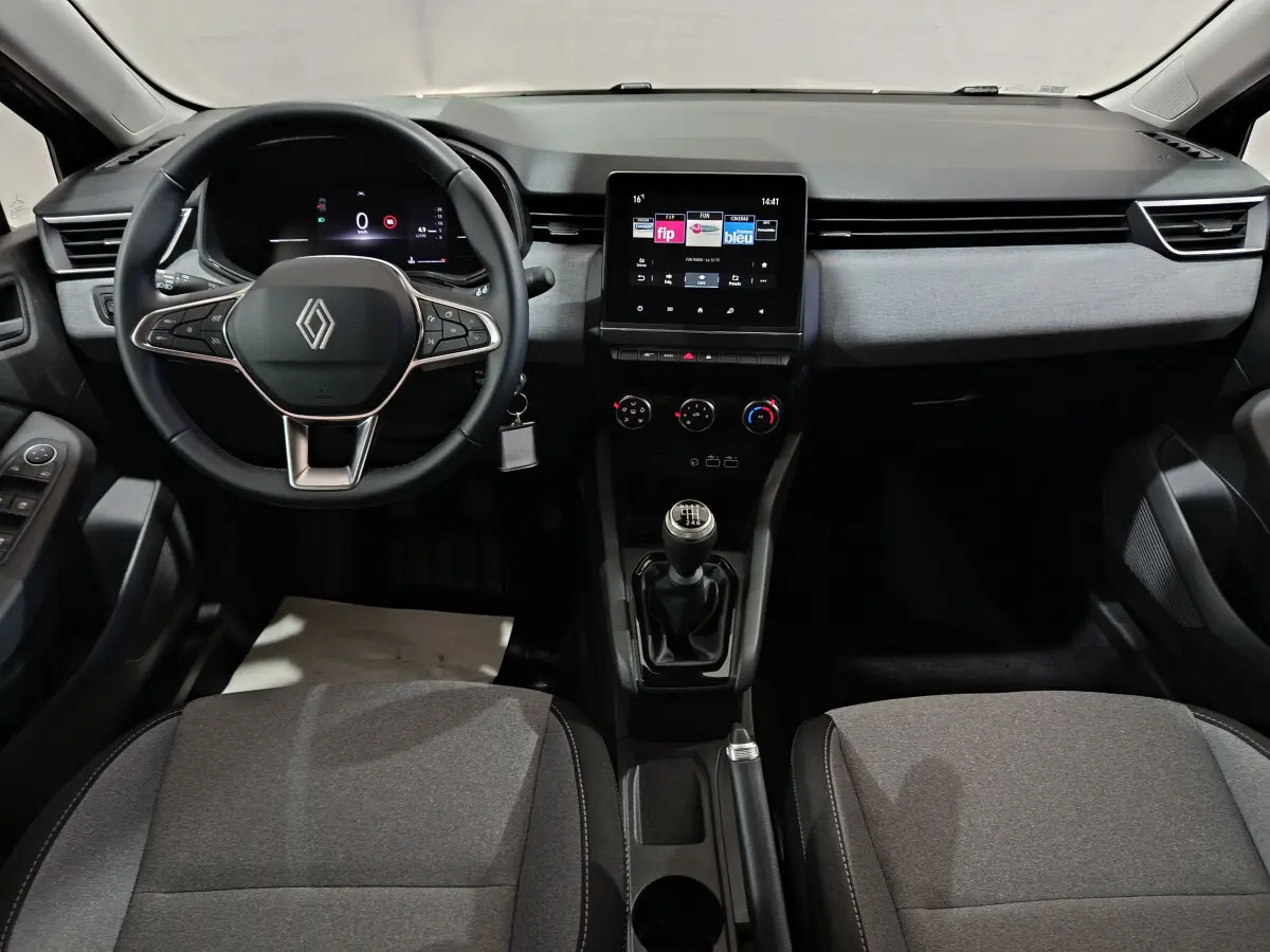 Intérieur de la Renault Clio Evolution Blue dCi 100 2025, vue frontale du tableau de bord et volant cuir noir.