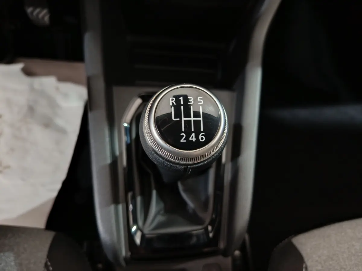 Le levier de vitesse manuel de la Renault Clio gris foncé, vue rapprochée sur la commande à 6 rapports.