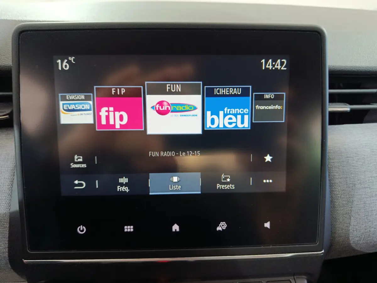Écran tactile central de 7 pouces affichant les stations radio dans l'habitacle gris clair d'une Renault Clio 2025.