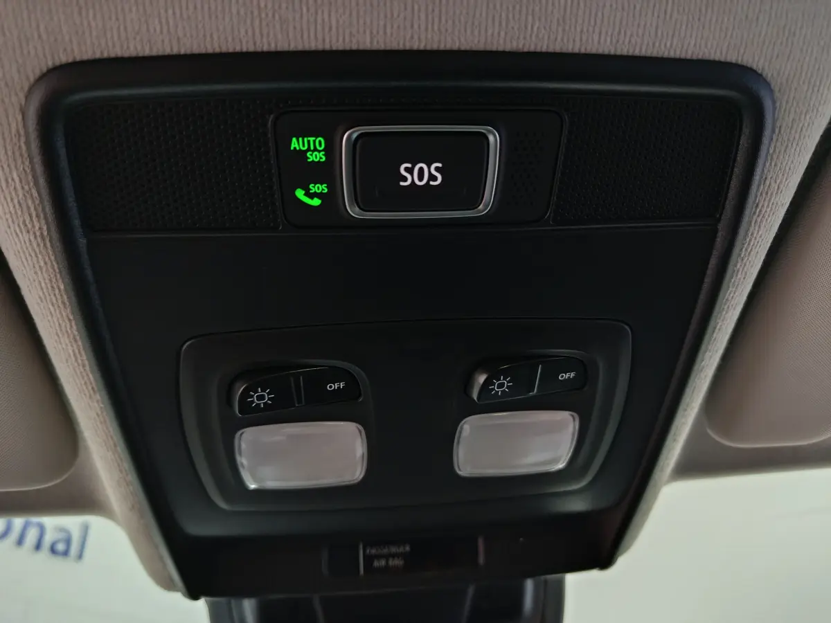 Détail du plafonnier intérieur avec bouton SOS illuminé en vert dans une Renault Clio gris foncé Evolution 2025.