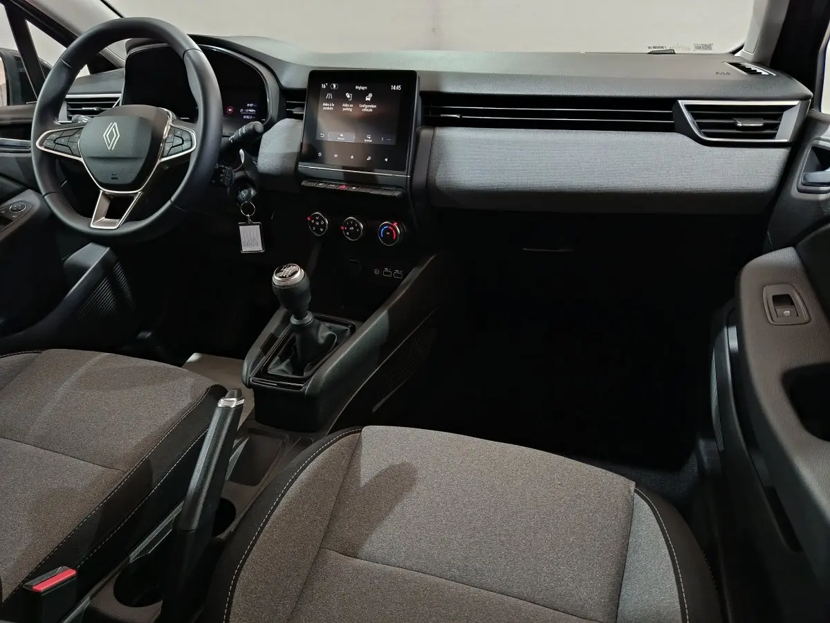 Intérieur de la Renault Clio Evolution Blue dCi 100 2025, vue avant centrée sur tableau de bord et volant multifonctions.