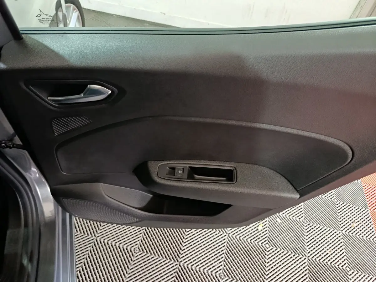 Porte côté gauche intérieure gris foncé de Renault Clio Evolution Blue dCi 100, avec poignée et commande de vitre électrique.