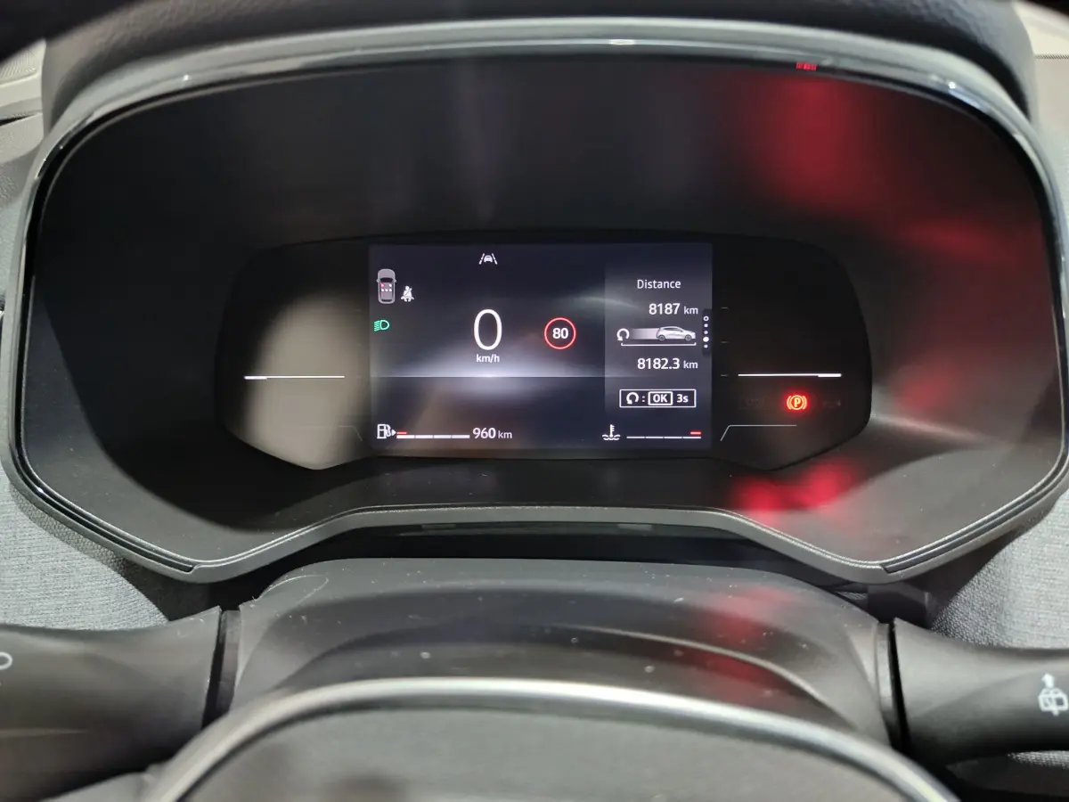 Affichage numérique du combiné d'instruments de la Renault Clio 2025, avec vitesse à 0 km/h et alertes visibles.