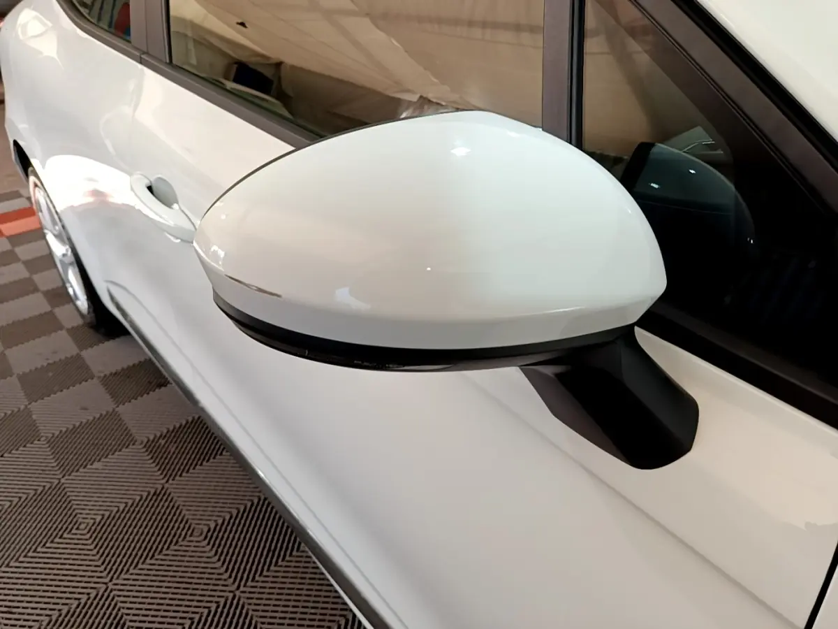 Gros plan sur le rétroviseur droit blanc d’une Renault Clio Business Blue dCi 115 de 2020, vue côté conducteur.