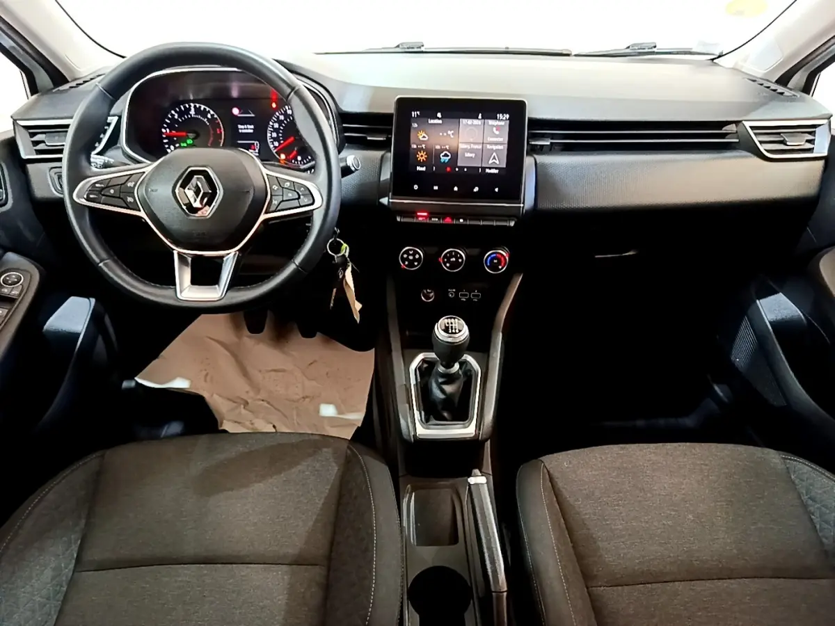 Vue intérieure avant de la Renault Clio Business Blue dCi 115 2020, tableau de bord noir avec écran tactile central et volant cuir.