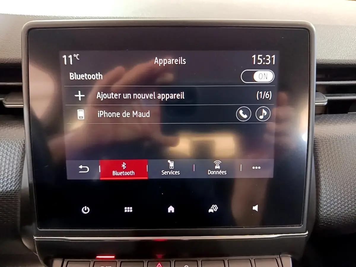 Écran tactile central du tableau de bord de la Renault Clio Business Blue dCi 115 affichant le menu Bluetooth.