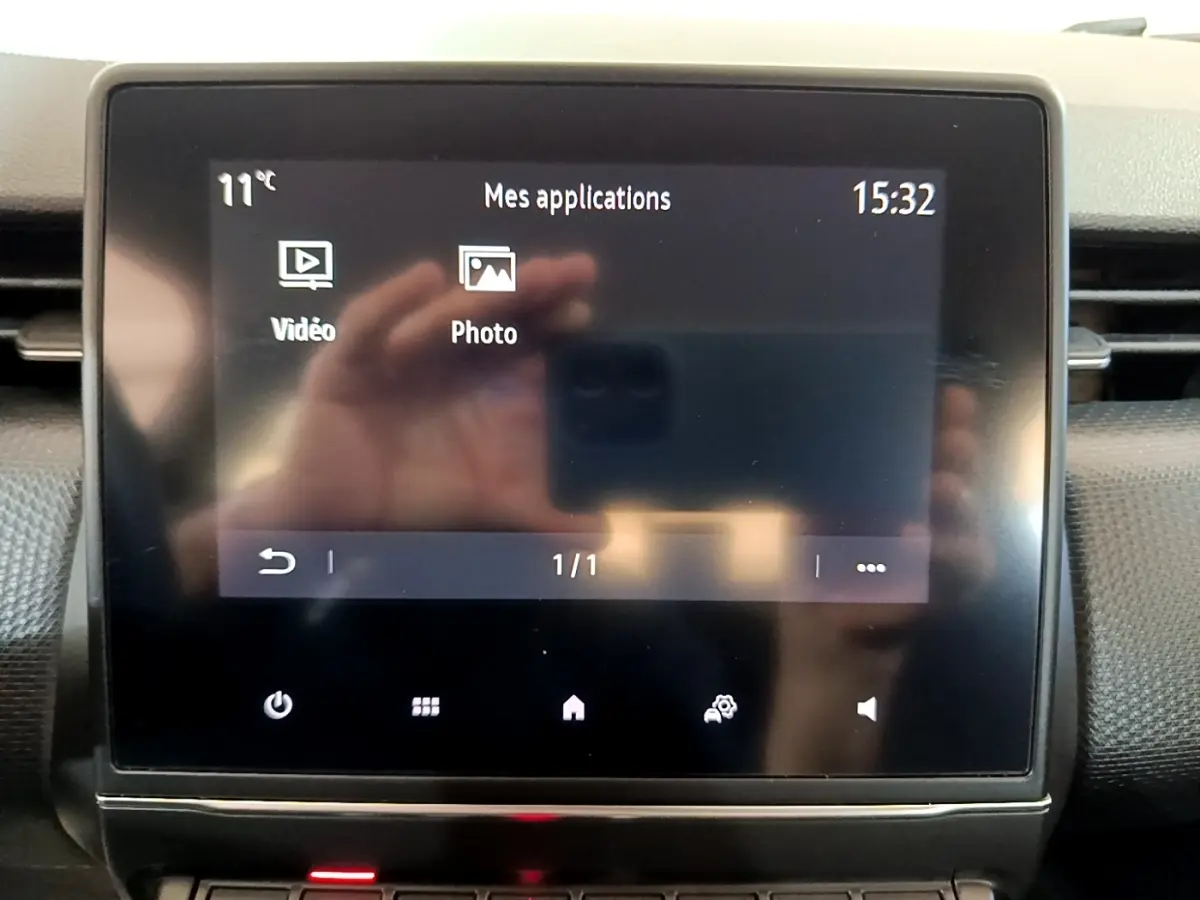 Écran tactile central affichant les applications vidéo et photo dans l’habitacle de la Renault Clio Business Blue dCi 115.
