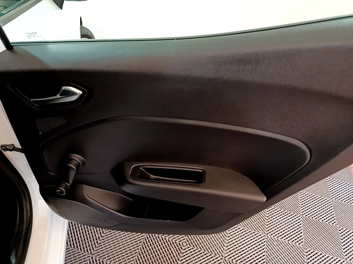 Vue intérieure de la porte avant gauche noire d'une Renault Clio Business Blue dCi 115 blanche de 2020.