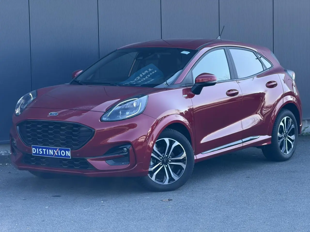 Ford Puma Ecoboost rouge Fantastic en 3/4 avant droit, avec jantes alliage 17 pouces et calandre noire distinctive.