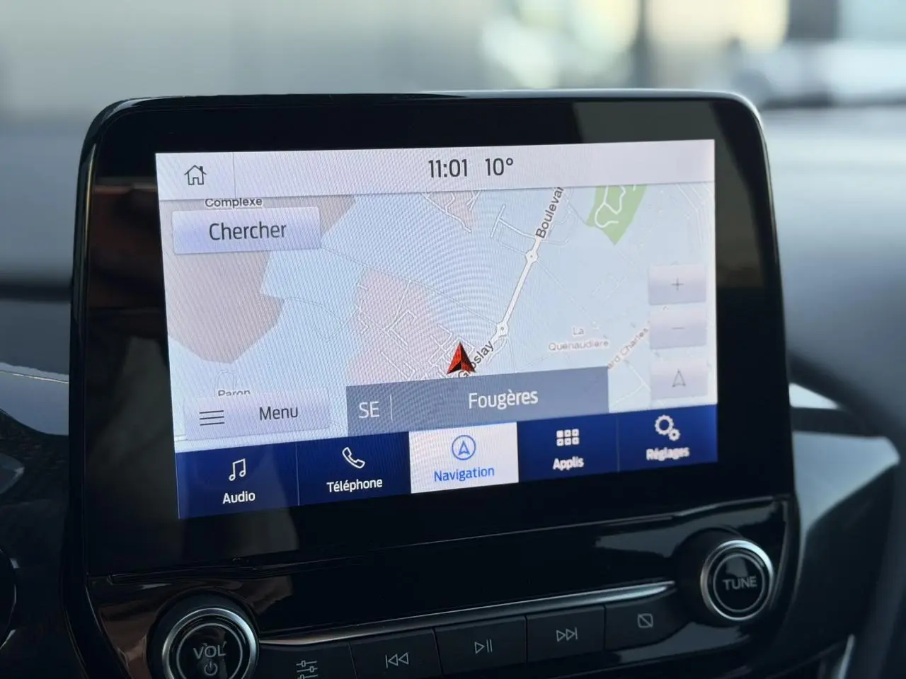 Écran tactile du système de navigation du Ford Puma 2023 affichant une carte avec options audio et téléphone.