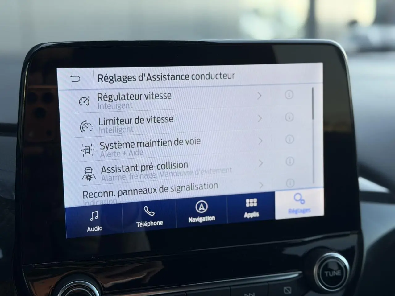 Écran tactile intérieur du Ford Puma 2023 affichant les réglages d’assistance conducteur en gros plan.