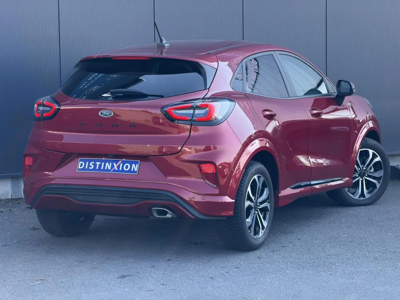 Vue 3/4 arrière droite du Ford Puma Ecoboost 155 BVA ST Line rouge Fantastic avec jantes alliage et hayon électrique.