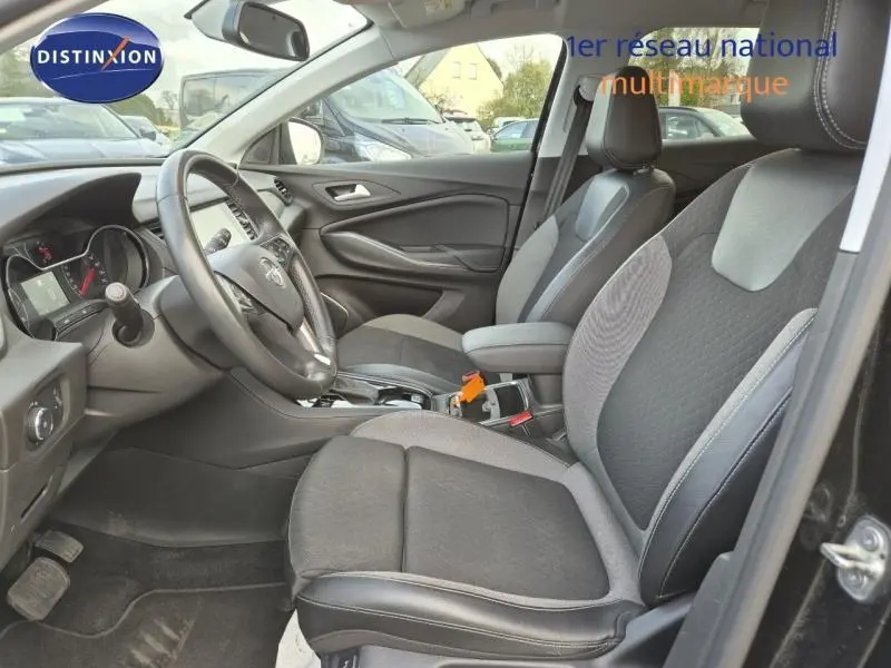 Intérieur avant droit de l’Opel Grandland X noir diamant 2020, montrant sièges tissu et cuir avec console centrale.