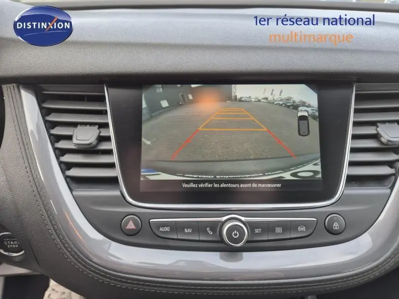 Vue rapprochée de l'écran tactile central affichant la caméra de recul du SUV Opel Grandland X noir Diamant.