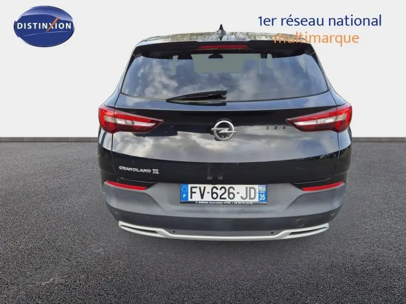 Vue arrière d'un Opel Grandland X noir diamant avec feux LED et plaque d'immatriculation française visible.
