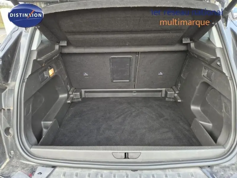 Coffre ouvert vu de l'arrière d'un Opel Grandland X noir diamant, espace de chargement propre et bien agencé.