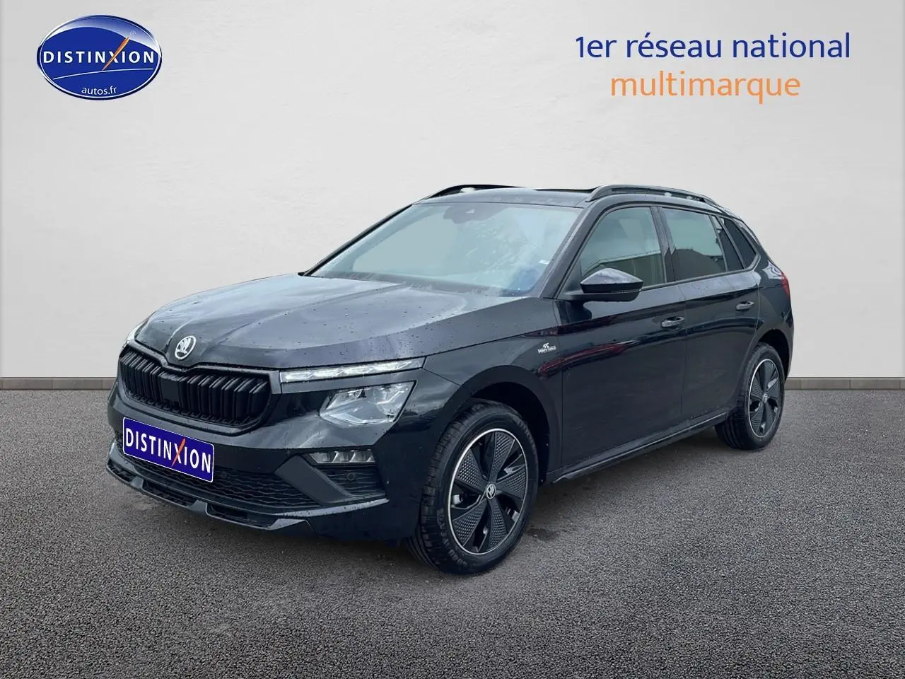Vue 3/4 avant droite d'un Skoda Kamiq noir avec jantes alu et toit panoramique, sur fond neutre.