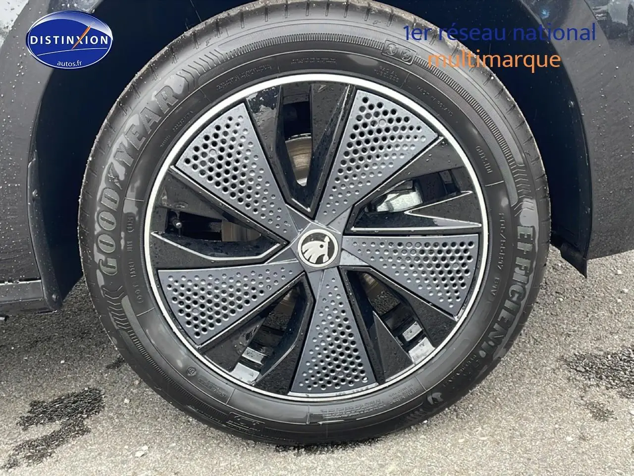 Gros plan sur la jante noire à motifs perforés du Skoda Kamiq Monte Carlo 2026 avec pneu Goodyear.