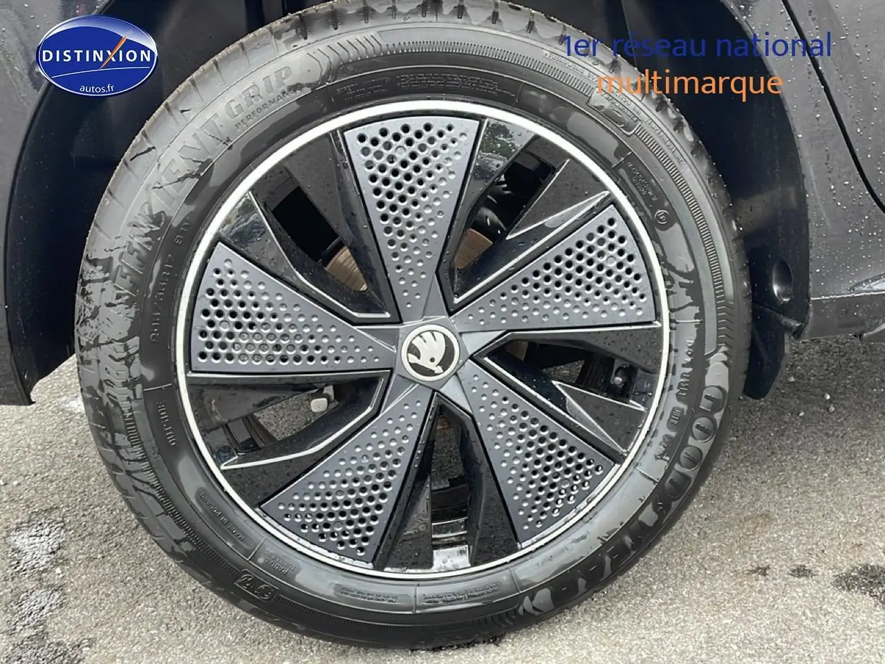 Gros plan sur la jante alu noire et grise du côté gauche d’un Skoda Kamiq noir 2026 Monte Carlo.