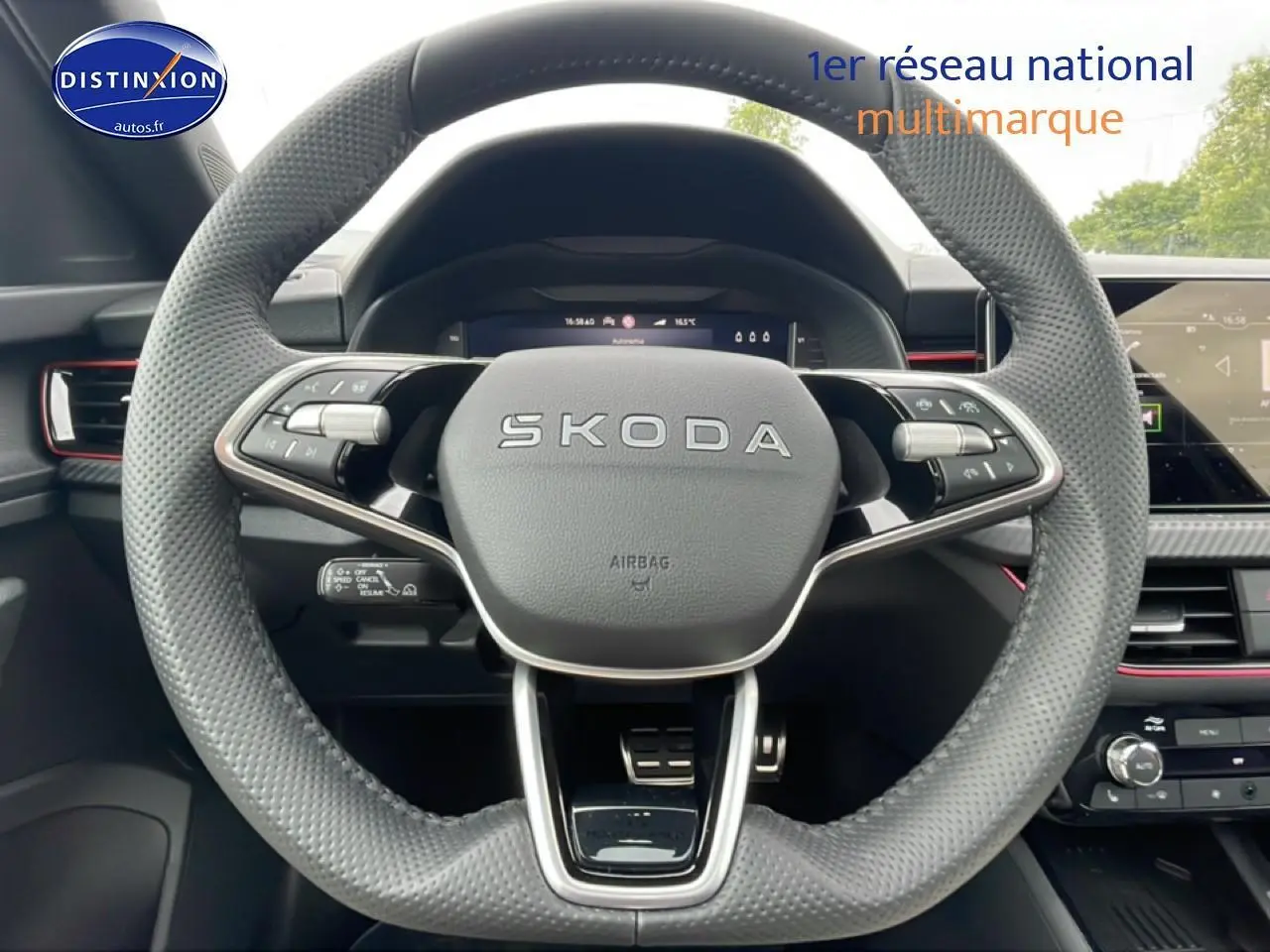 Vue centrée sur le volant sport noir perforé avec logo SKODA, tableau de bord et écran tactile du KAMIQ Monte Carlo 2026.