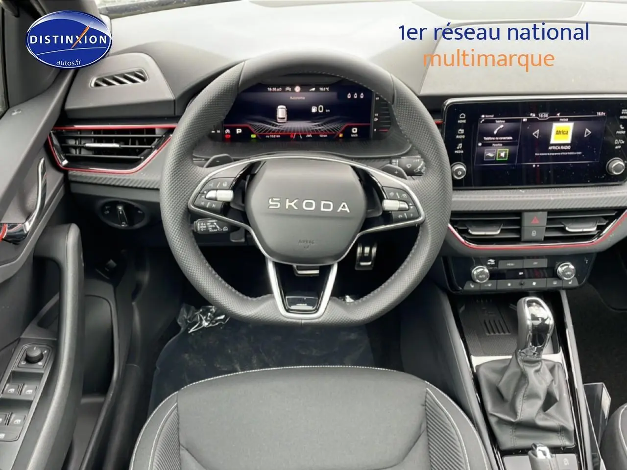 Vue intérieure avant centrée sur le volant SKODA noir et le tableau de bord digital du KAMIQ 2026.