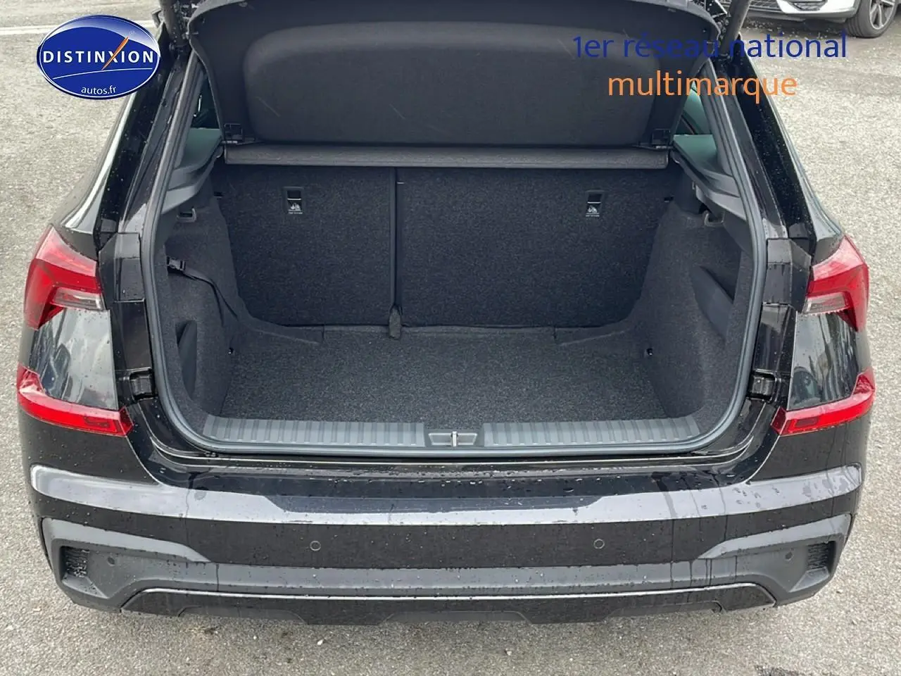 Vue arrière du coffre ouvert d'un SKODA KAMIQ noir 2026, soulignant l'espace de chargement et les feux arrière LED.