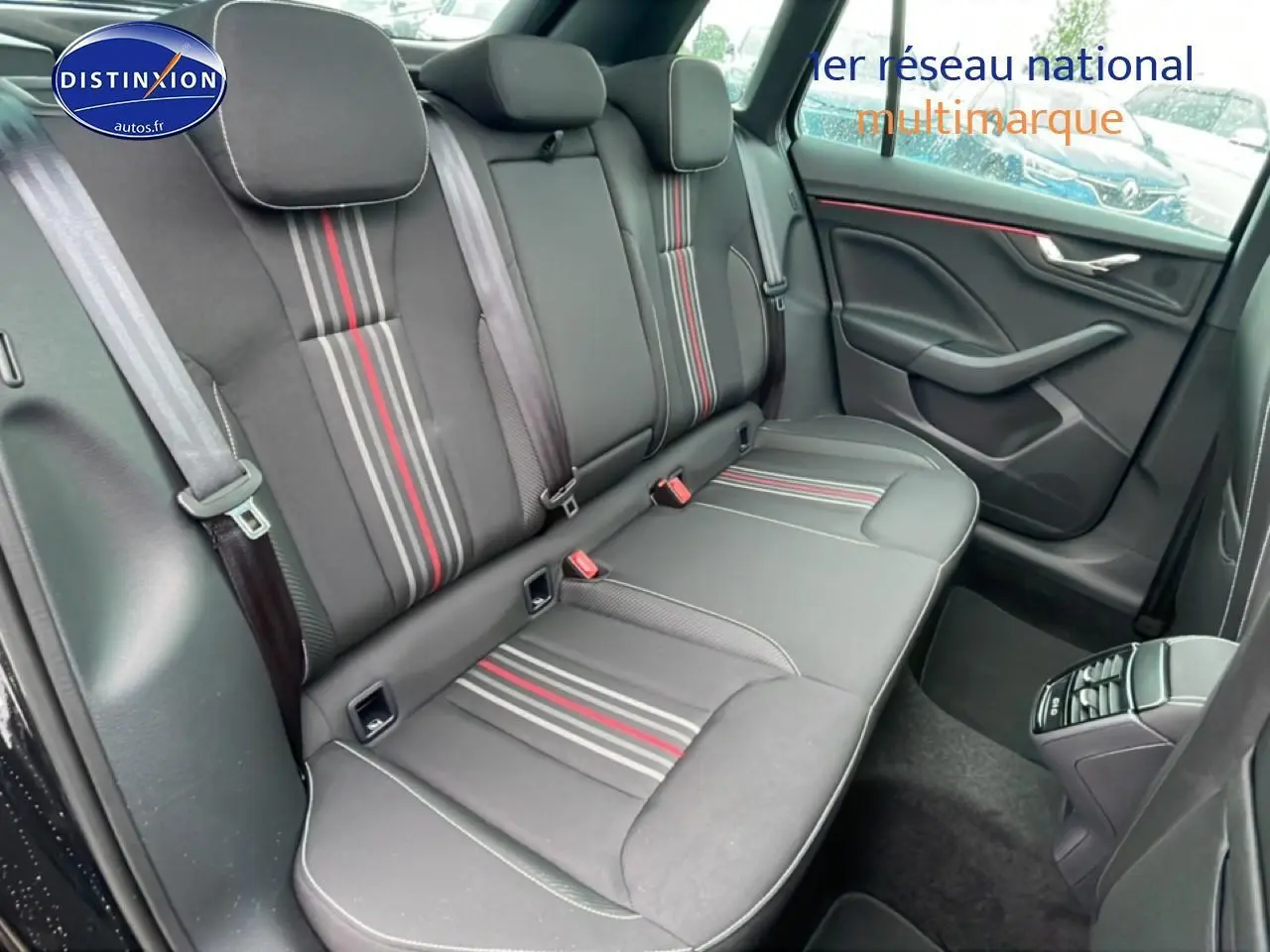 Vue intérieure côté droit sur la banquette arrière noire avec bandes grises et rouges du Skoda Kamiq Monte Carlo 2026.