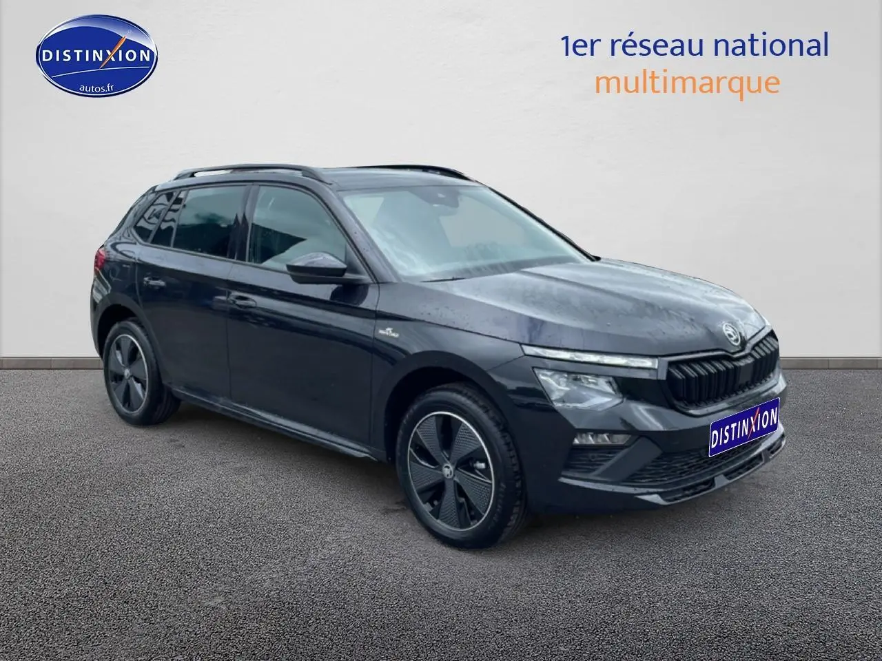 SKODA KAMIQ noir en 3/4 avant droit, avec jantes alu et toit panoramique visible sur fond neutre.