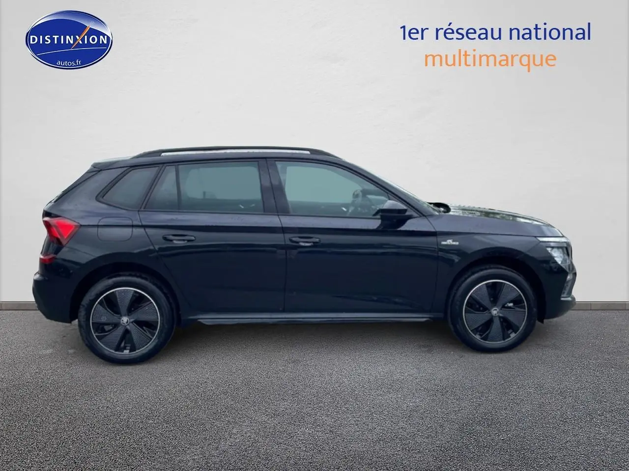 Vue de profil côté gauche d'un Skoda Kamiq noir 2026 finition Monte Carlo avec jantes alu noires.