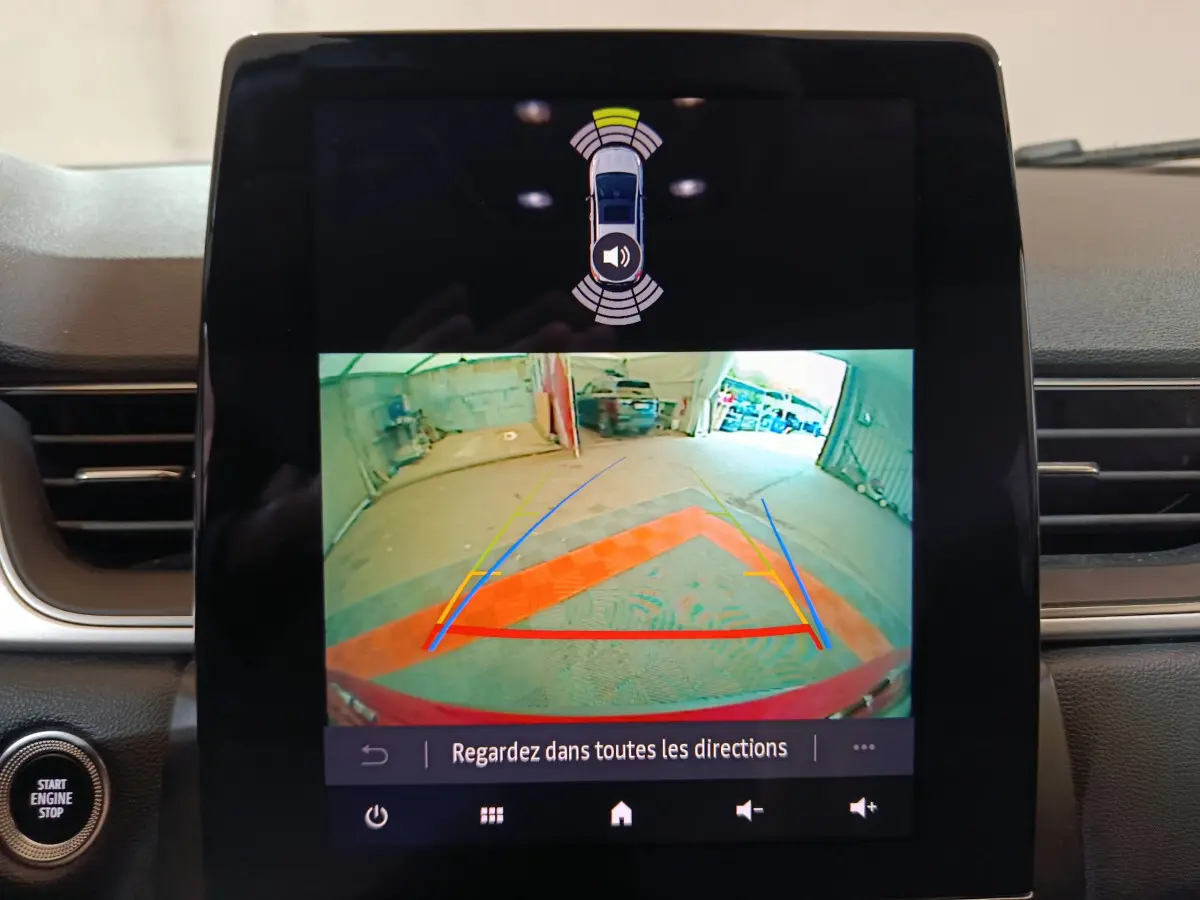 Écran tactile central du Renault Captur Techno TCe 90 2024 montrant la caméra de recul avec guidage de stationnement.
