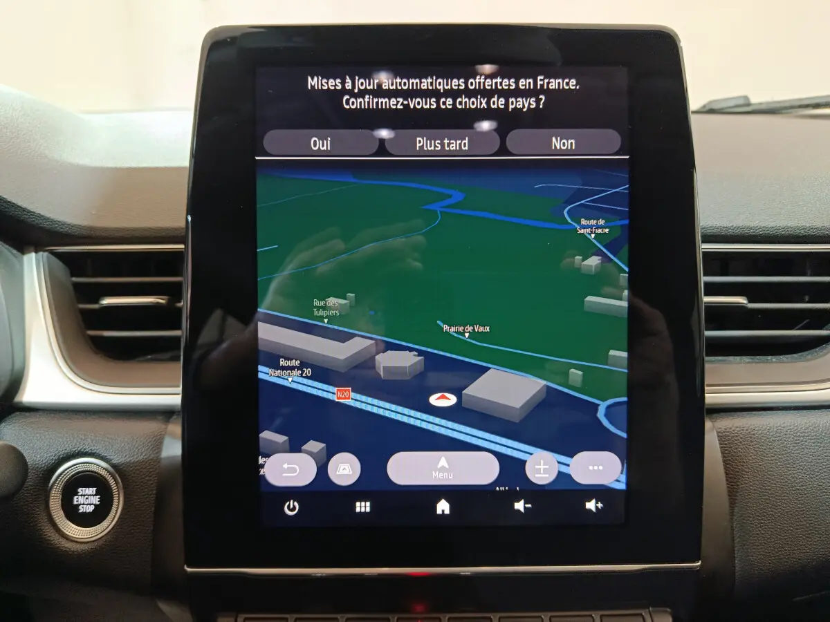 Écran tactile central du tableau de bord du Renault Captur rouge 2024 affichant la navigation GPS en 3D