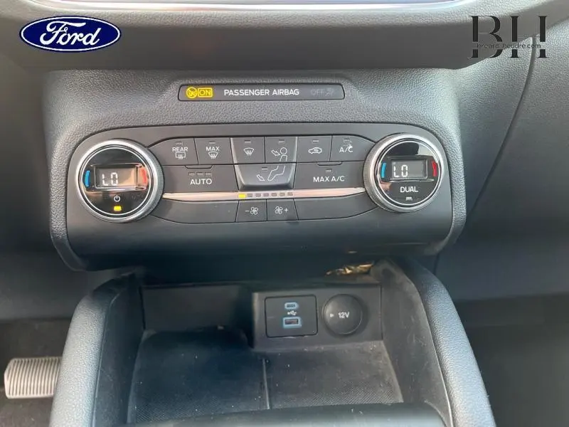Panneau de climatisation double zone du Ford Kuga 2022 avec commandes digitales et prises USB et 12V en dessous.