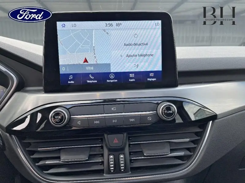 Tableau de bord du Ford Kuga 2022 avec écran tactile de navigation et commandes audio intégrées en finition Titanium.