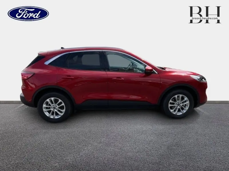 Ford Kuga 2022 en profil côté gauche, rouge Premium Lucid avec vitres arrière surteintées et jantes alu.