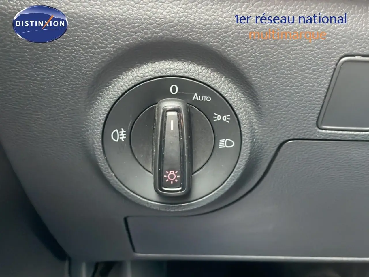 Gros plan sur le bouton de commande des phares dans l'habitacle d'une SEAT Arona 2025, finition FR Special Edition.