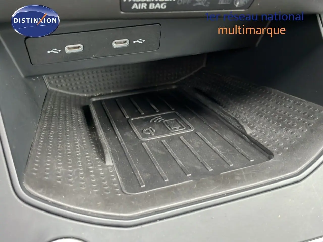 Gros plan sur le chargeur sans fil et ports USB dans l'habitacle du SEAT Arona 2025, finition FR Special Edition.