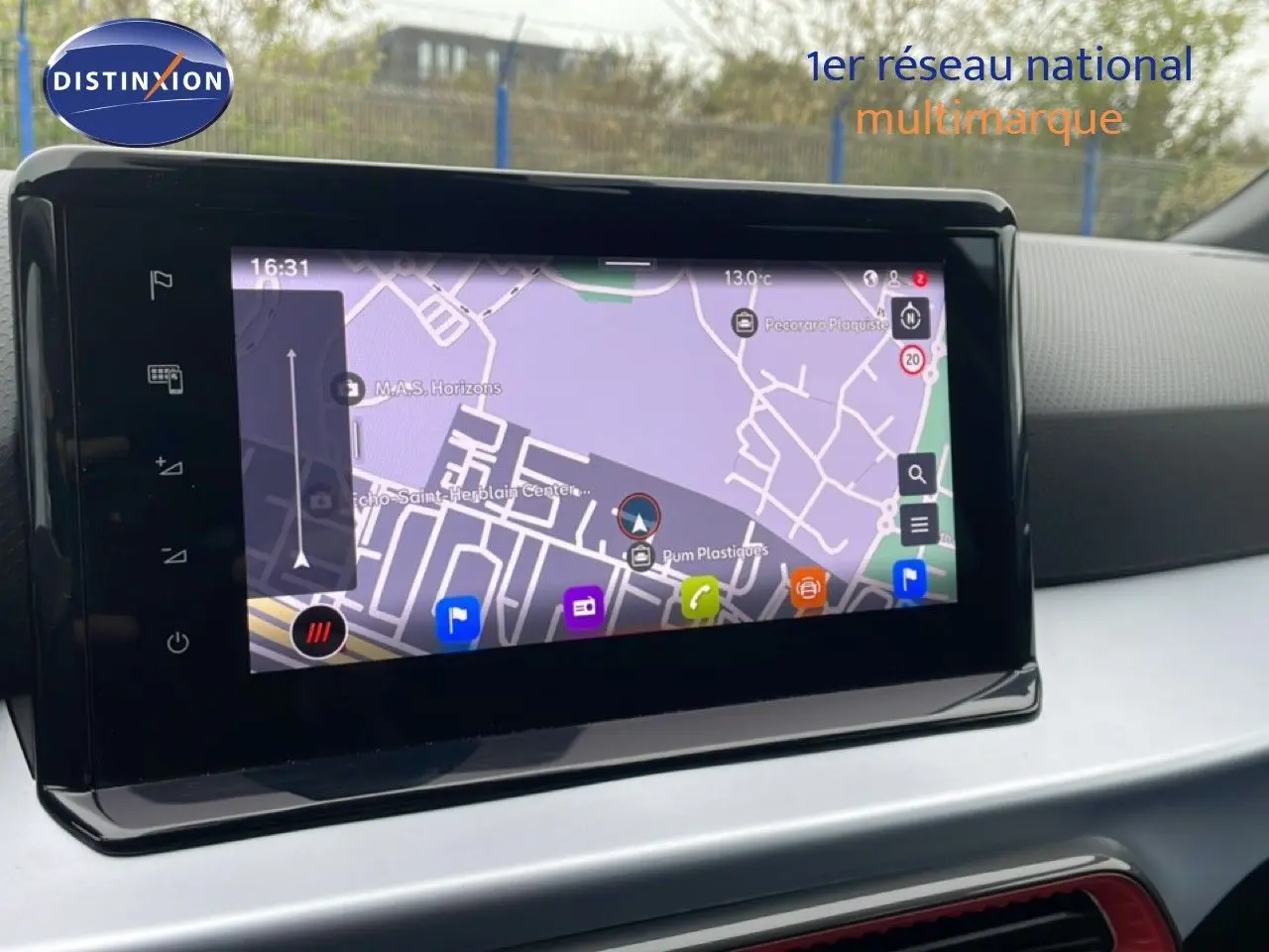 Écran tactile central avec navigation GPS dans l’habitacle d’une SEAT Arona 2025, finition FR Special Edition.