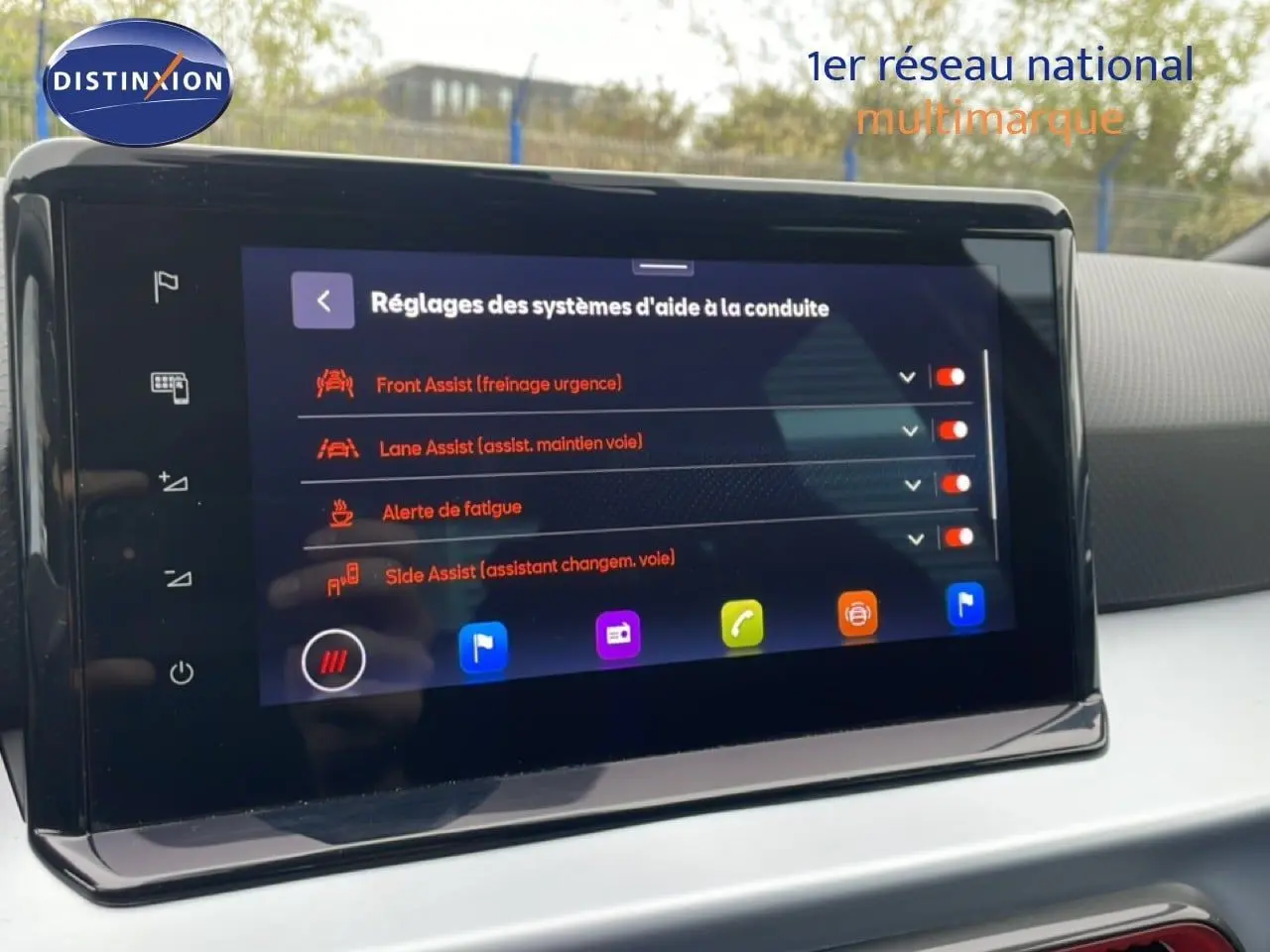 Écran tactile central affichant les réglages d’aide à la conduite dans l’habitacle du SEAT Arona bleu saphir toit blanc.