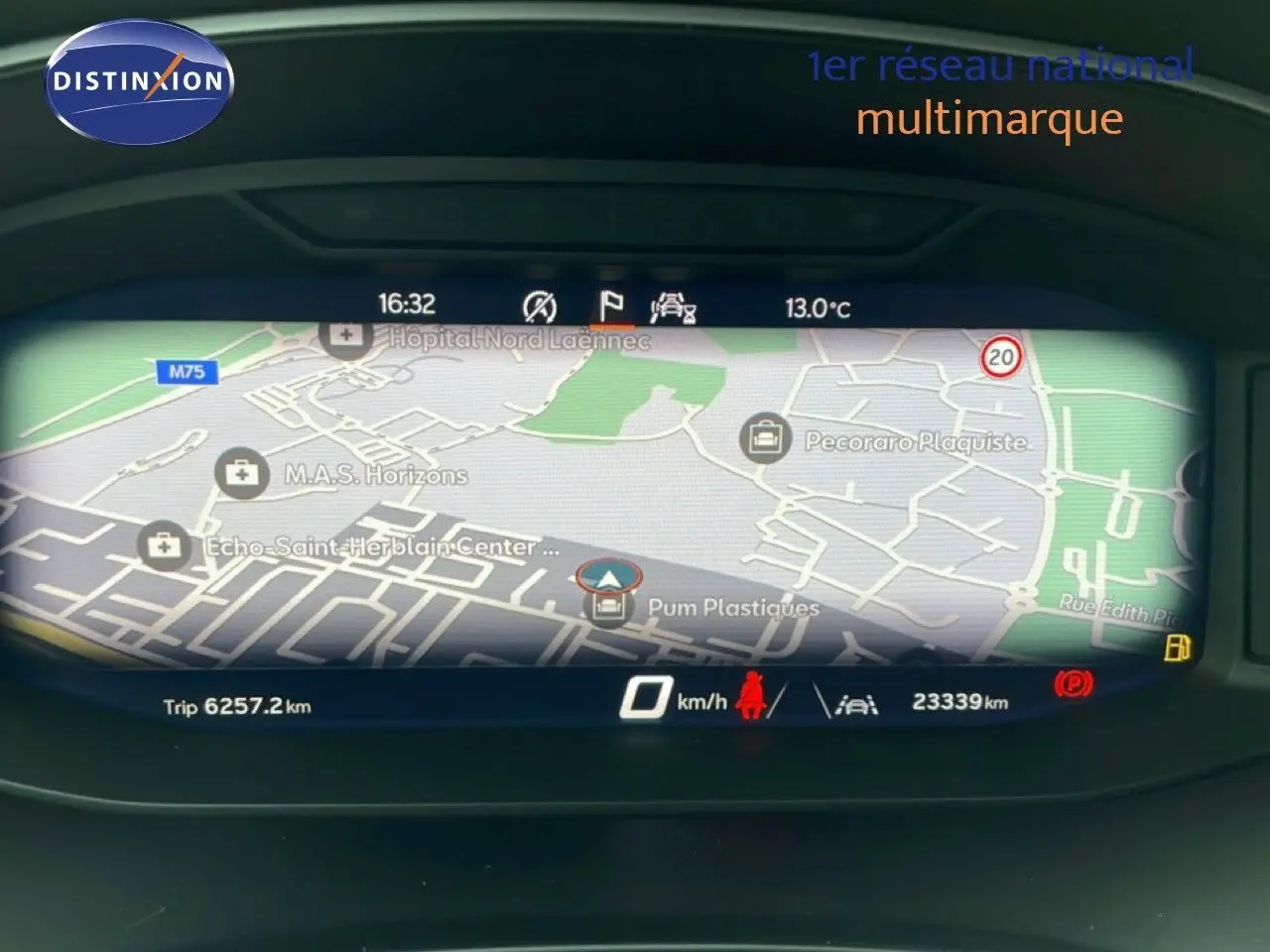 Affichage numérique du tableau de bord SEAT Arona 2025 montrant la navigation et les informations de conduite.