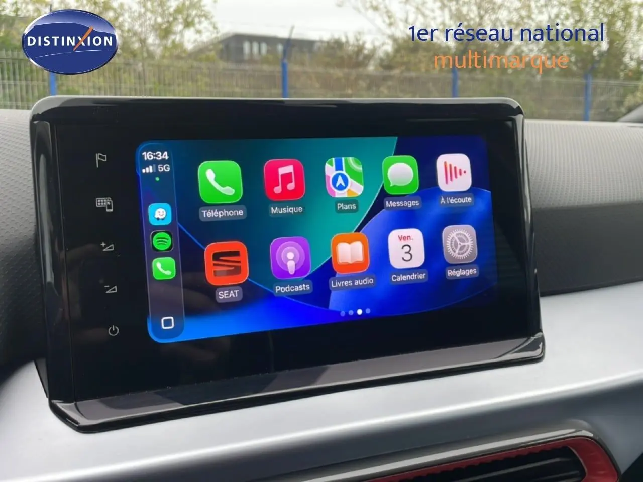 Écran tactile central du tableau de bord du SEAT Arona 2025 affichant les applications connectées.