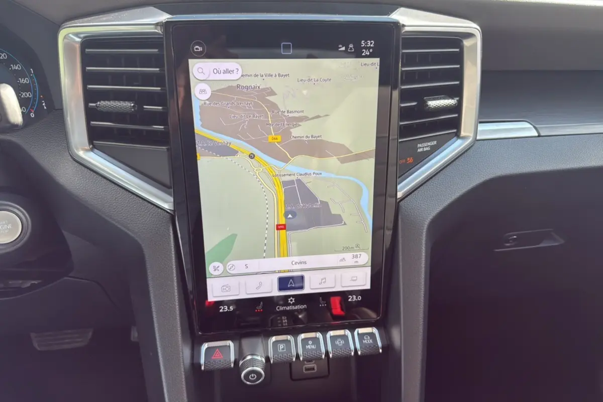 Vue rapprochée de la console centrale noire du Volkswagen Amarok 2026 avec écran tactile affichant la navigation GPS.
