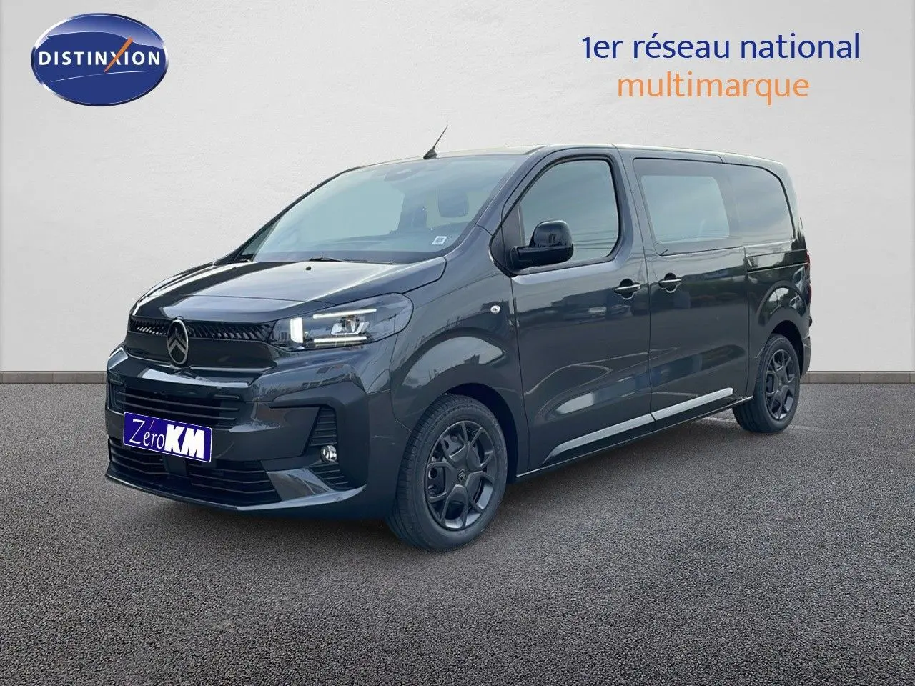 Vue 3/4 avant d’un Citroën Jumpy cabine approfondie gris titane métal avec jantes noires et vitres teintées.