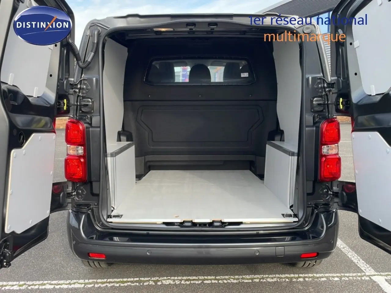 Vue arrière du Citroën Jumpy cabine approfondie gris titane métal, portes ouvertes montrant l’espace de chargement vide.