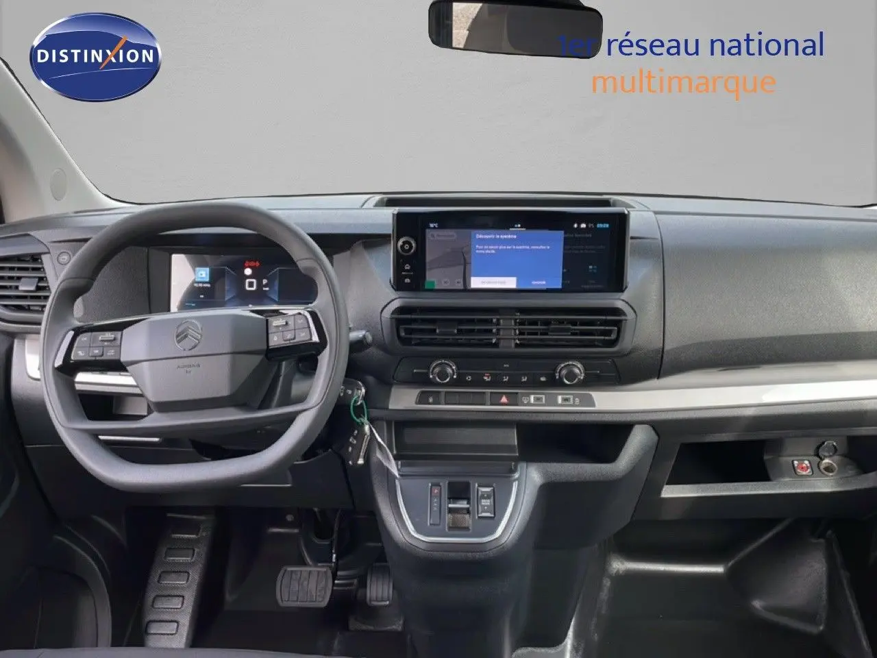 Tableau de bord et volant de Citroën Jumpy Cabine Approfondie gris titane, vue frontale intérieure avec écran tactile central.