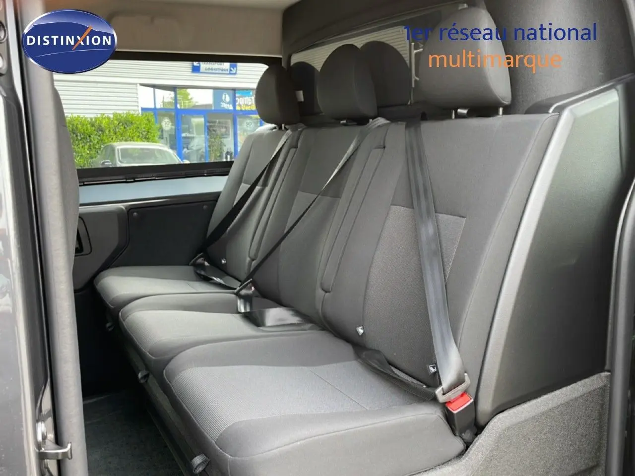 Vue intérieure côté droit montrant la banquette arrière grise tissu du Citroën Jumpy Cabine Approfondie gris titane.