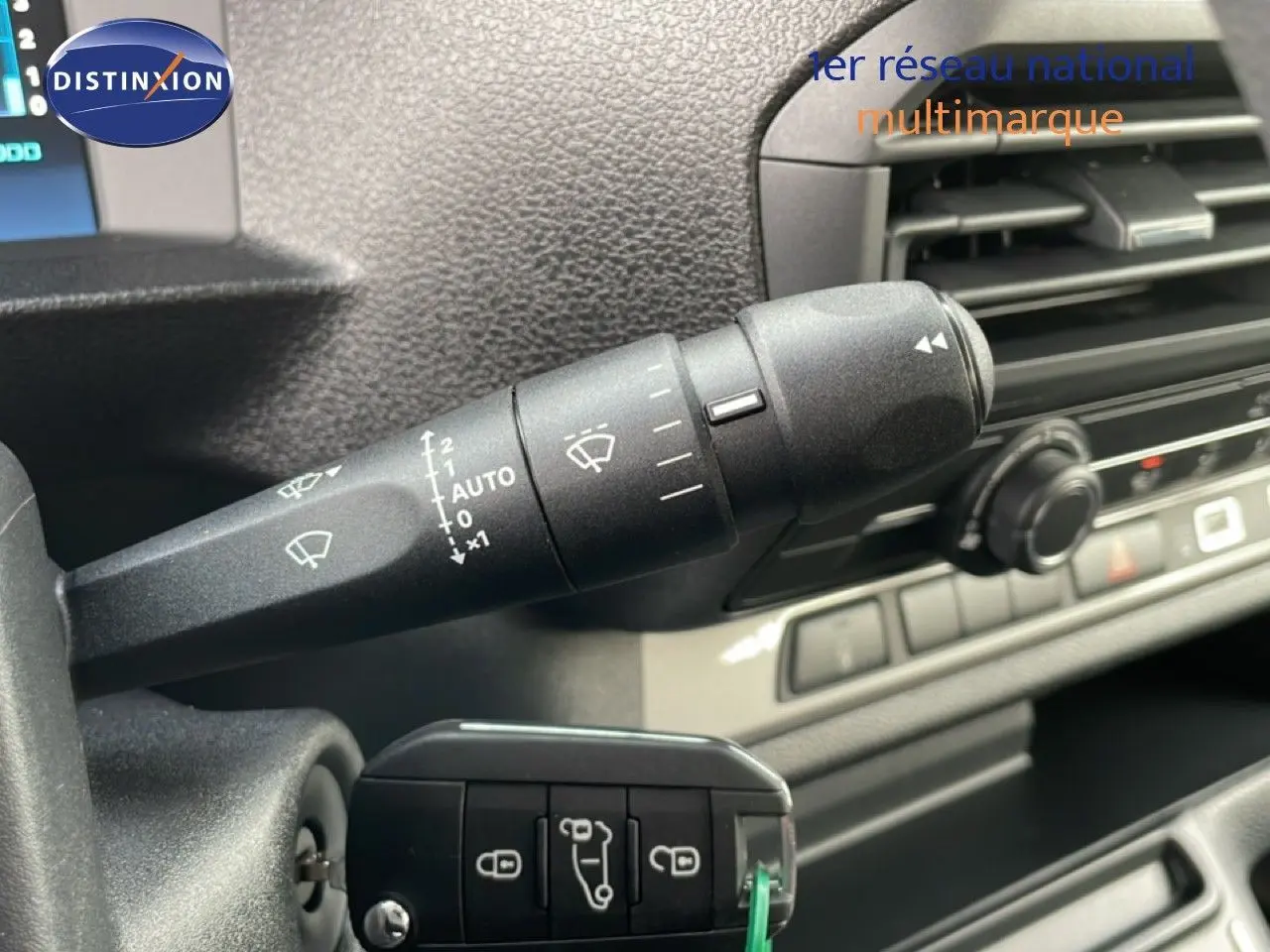 Gros plan sur la commande d’essuie-glace et la clé de contact du tableau de bord intérieur du Citroën Jumpy Gris Titane.