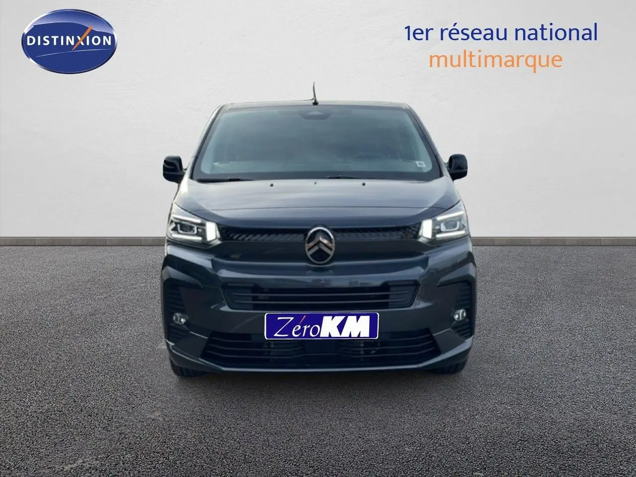 Vue frontale d'un Citroën Jumpy Cabine Approfondie gris titane métal avec calandre noire et phares LED allumés.
